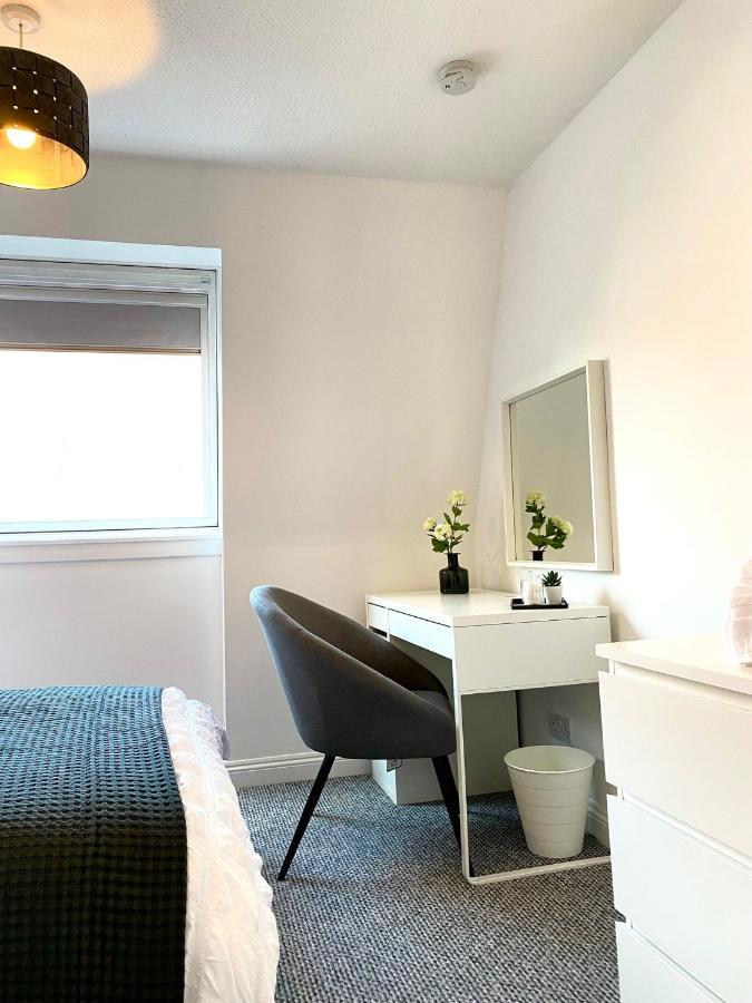 3 Bedroom - 2 Bathroom Townhouse In Corstorphine Near Murrayfield Stadium - Direct Bus To Edinburgh City Centre In 20 Minutes - Two Private Parking Spaces - Private Sunny Garden - Recently Refurbished Esterno foto
