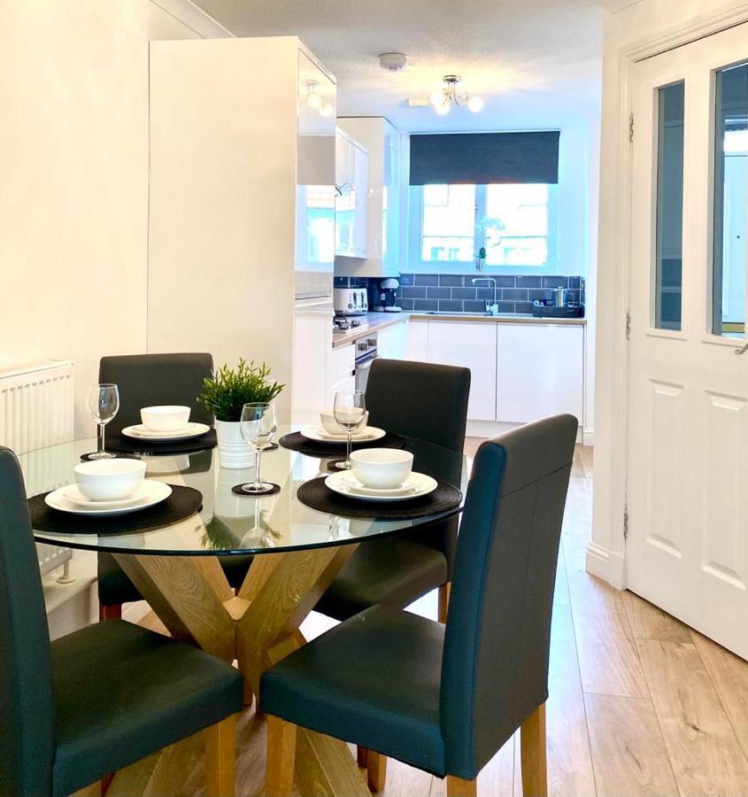 3 Bedroom - 2 Bathroom Townhouse In Corstorphine Near Murrayfield Stadium - Direct Bus To Edinburgh City Centre In 20 Minutes - Two Private Parking Spaces - Private Sunny Garden - Recently Refurbished Esterno foto