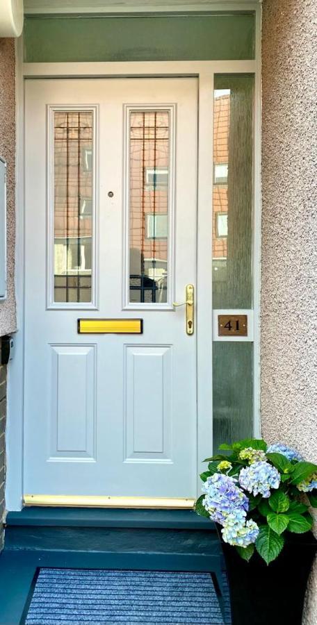 3 Bedroom - 2 Bathroom Townhouse In Corstorphine Near Murrayfield Stadium - Direct Bus To Edinburgh City Centre In 20 Minutes - Two Private Parking Spaces - Private Sunny Garden - Recently Refurbished Esterno foto