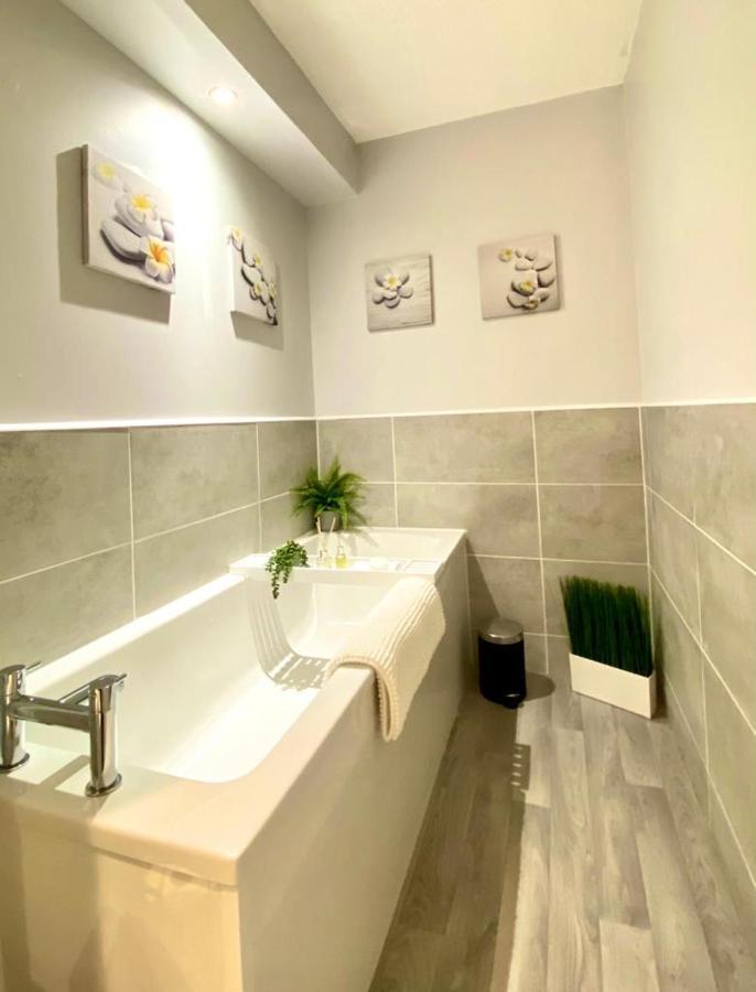 3 Bedroom - 2 Bathroom Townhouse In Corstorphine Near Murrayfield Stadium - Direct Bus To Edinburgh City Centre In 20 Minutes - Two Private Parking Spaces - Private Sunny Garden - Recently Refurbished Esterno foto