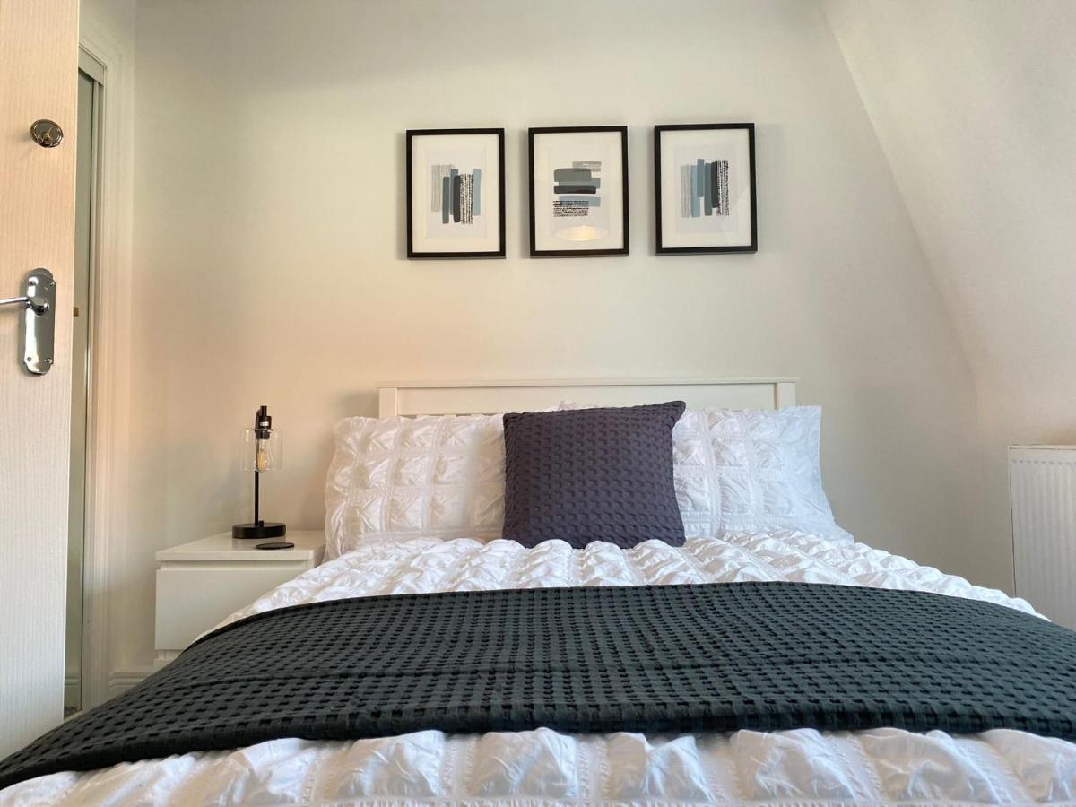 3 Bedroom - 2 Bathroom Townhouse In Corstorphine Near Murrayfield Stadium - Direct Bus To Edinburgh City Centre In 20 Minutes - Two Private Parking Spaces - Private Sunny Garden - Recently Refurbished Esterno foto