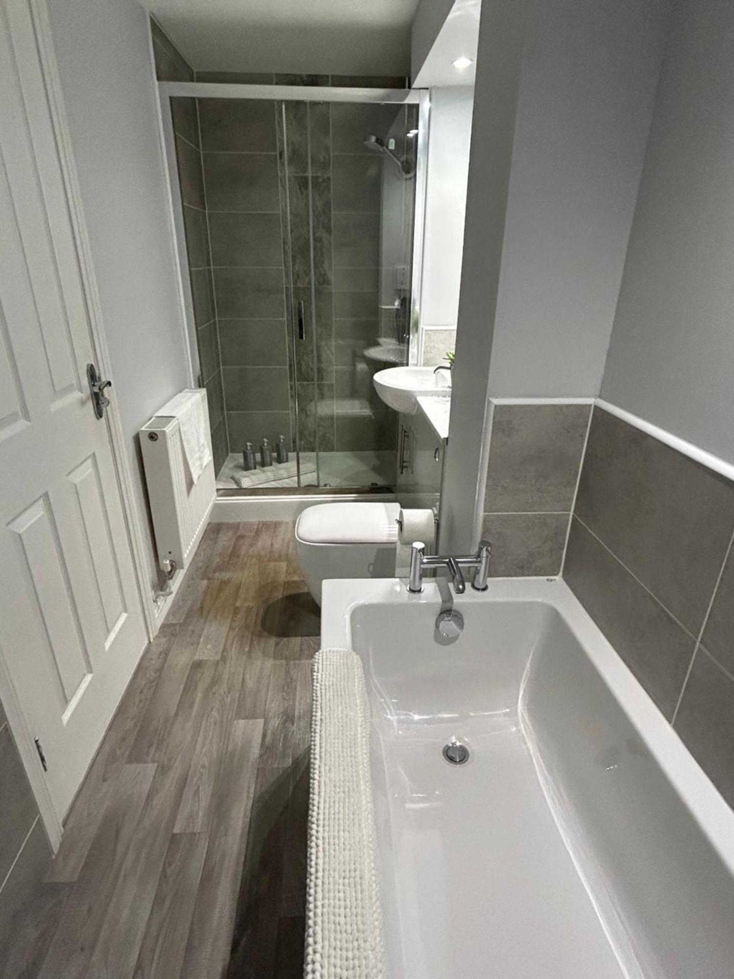 3 Bedroom - 2 Bathroom Townhouse In Corstorphine Near Murrayfield Stadium - Direct Bus To Edinburgh City Centre In 20 Minutes - Two Private Parking Spaces - Private Sunny Garden - Recently Refurbished Esterno foto